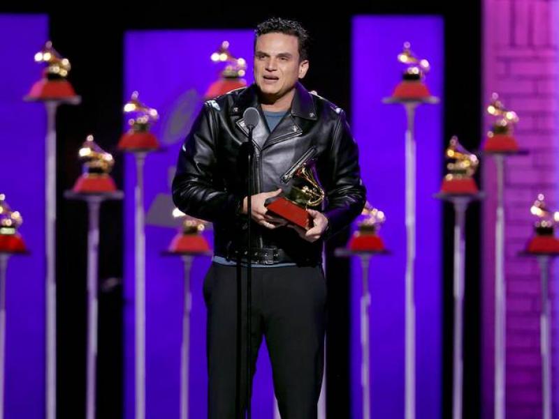 Silvestre Dangond recibe entre lágrimas el Grammy Latino por el álbum Las Locuras Mías