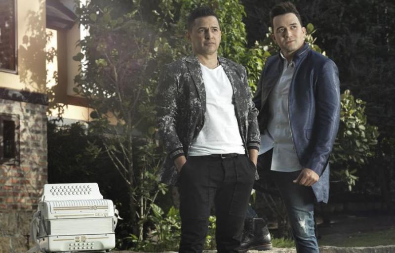 Jorge Celedón Y Sergio Luis Rodríguez Ganan El Grammy Latino Con El álbum Ni Un Paso Atrás