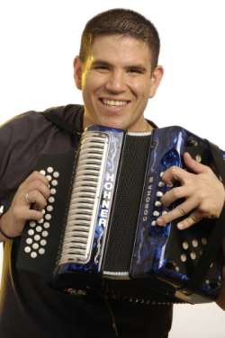 Juan Mario de la Espriella Salcedo (1973 - ) Un acordeón nacido en la sabana que llegó al vallenato para quedarse