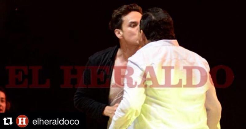 El Beso Entre Poncho Zuleta Y Silvestre Dangond En La Final Del Festival Vallenato 2016