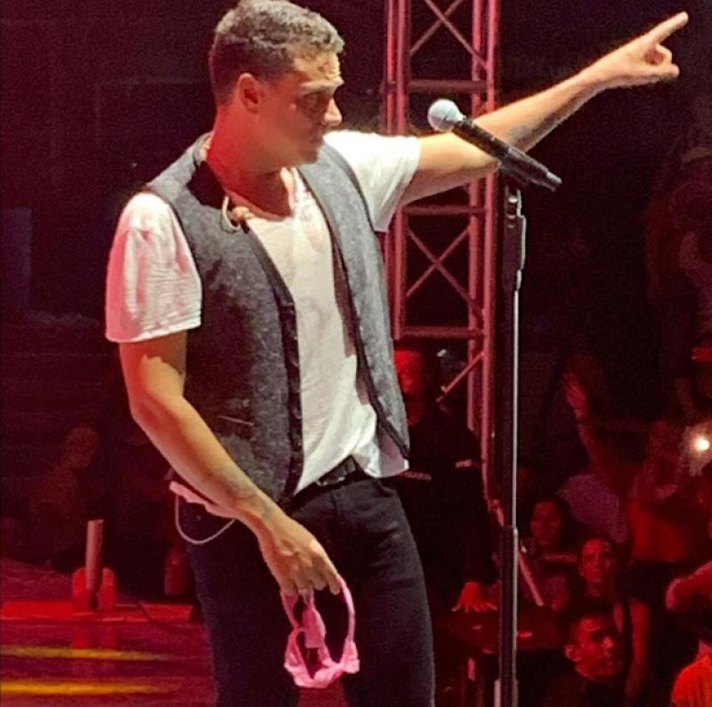 El Atrevido Regalo De Una Fan A Silvestre Dangond En Un Concierto