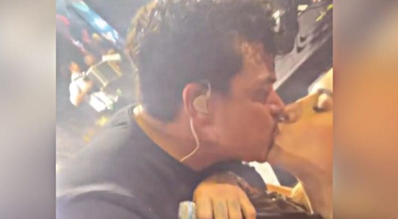 El Beso Que Le Dio Silvestre A Presentadora De Tv En Pleno Concierto