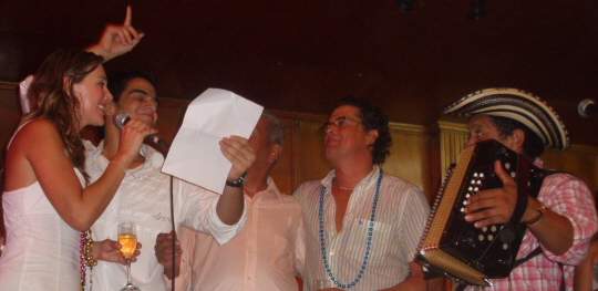 Alejandro Palacio le Canta a Carlos Vives en su Cumpleaños 
