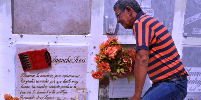 A Juancho Rois es el que más visitan en el cementerio de San Juan del Cesar