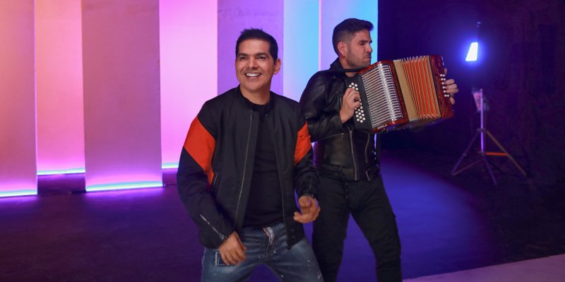 Peter Manjarrés & Juancho de la Espriella Rodaron Videoclip de La Pelaita Chicle en Medellín