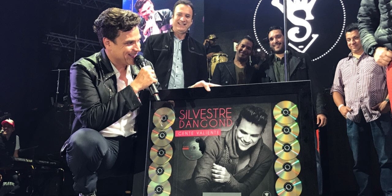 Por millonarias ventas, Silvestre Dangond recibió disco de diamante